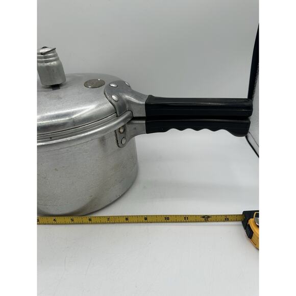 Vintage Presto Pressure Cooker Master 604-4 Quart w/Weight & Older Gasket Seal - Picture 8 of 8